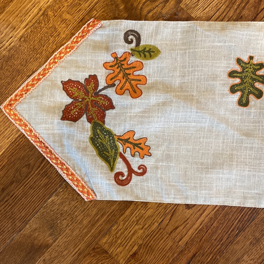 Table runner - Picture 2 of 2